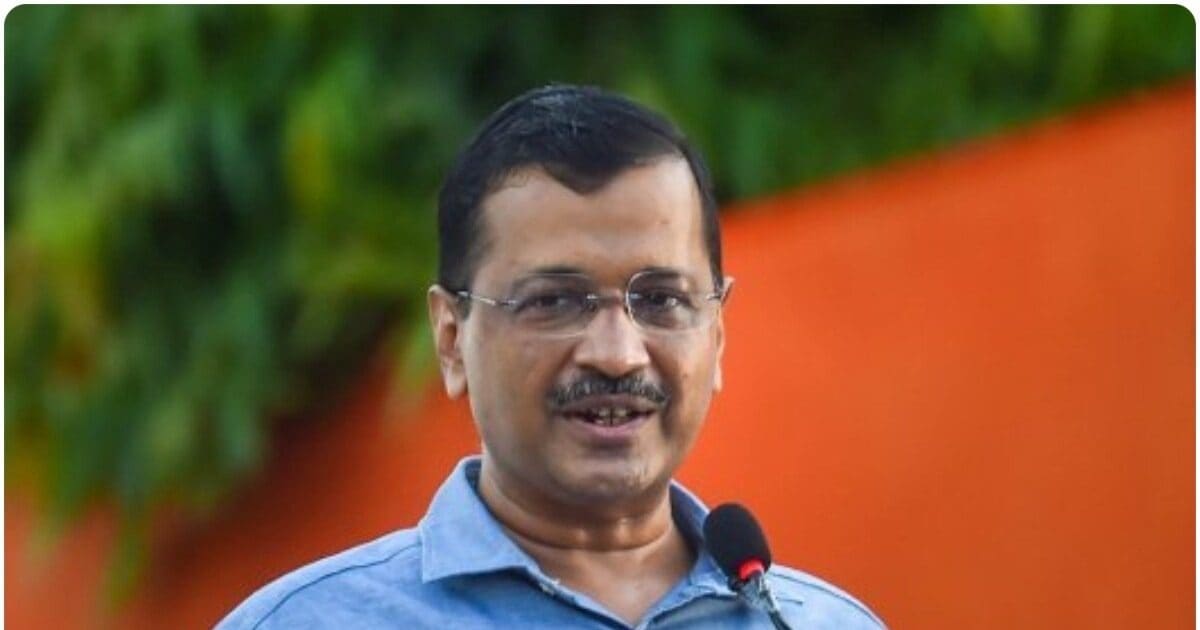 दिल्ली शराब घोटाला मामले में दिल्ली के मुख्यमंत्री अरविंद केजरीवाल की मुश्किलें बढ़ गई हैं। सोमवार को उन्हें कोर्ट में पेश किया गया जहां से कोर्ट ने उन्हें 15 अप्रैल तक के लिए न्यायिक हिरासत में भेज दिया है। इसके बाद केजरीवाल को तिहाड़ जेल ले जाया गया है। हालांकि, जरूरी नहीं केजरीवाल 14 दिनों तक तिहाड़ जेल ही रहे। अब सीबीआई कभी भी कोर्ट में एप्लिकेशन लगाकर प्रिवेंशन ऑफ करप्शन आबकारी एफआईआर मामले मेंअरविंद केजरीवाल को कस्टडी में लेने के लिए अर्जी लगा सकती है।