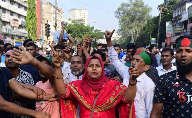 चुनावी माहौल गरमाया: बांग्लादेश में वोटिंग के दौरान ढाका में झड़प, सुरक्षा बढ़ाई गई