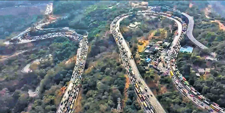 मुंबई-पुणे एक्सप्रेसवे जाम पर सख्त कदम, प्रभावित वाहन चालकों को टोल वापसी