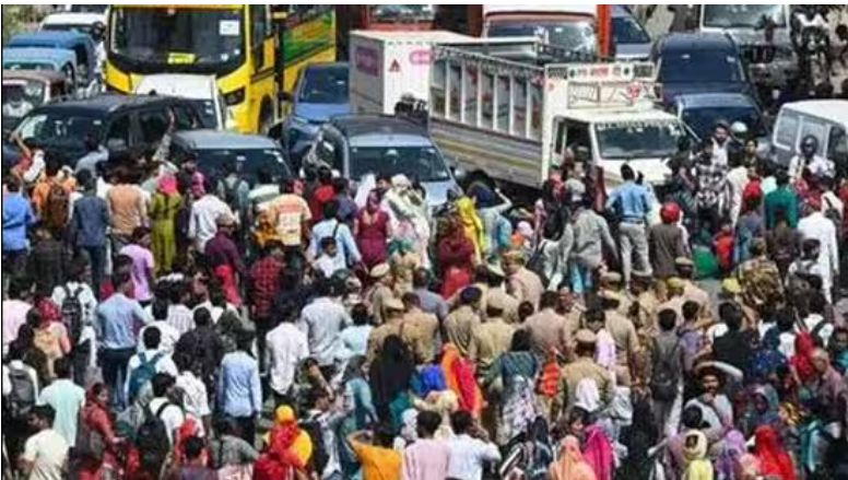 नोएडा में मजदूरों का आक्रोश बरकरार: वेतन संशोधन के बाद भी प्रदर्शन जारी, सैकड़ों गिरफ्तार