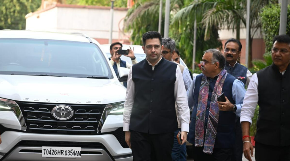 राज्यसभा में AAP को बड़ा झटका, सात सांसदों का इस्तीफा; BJP में विलय की तैयारी से सियासत गरम